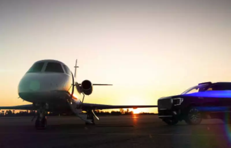 Jet privado y una camioneta en la pista al atardecer